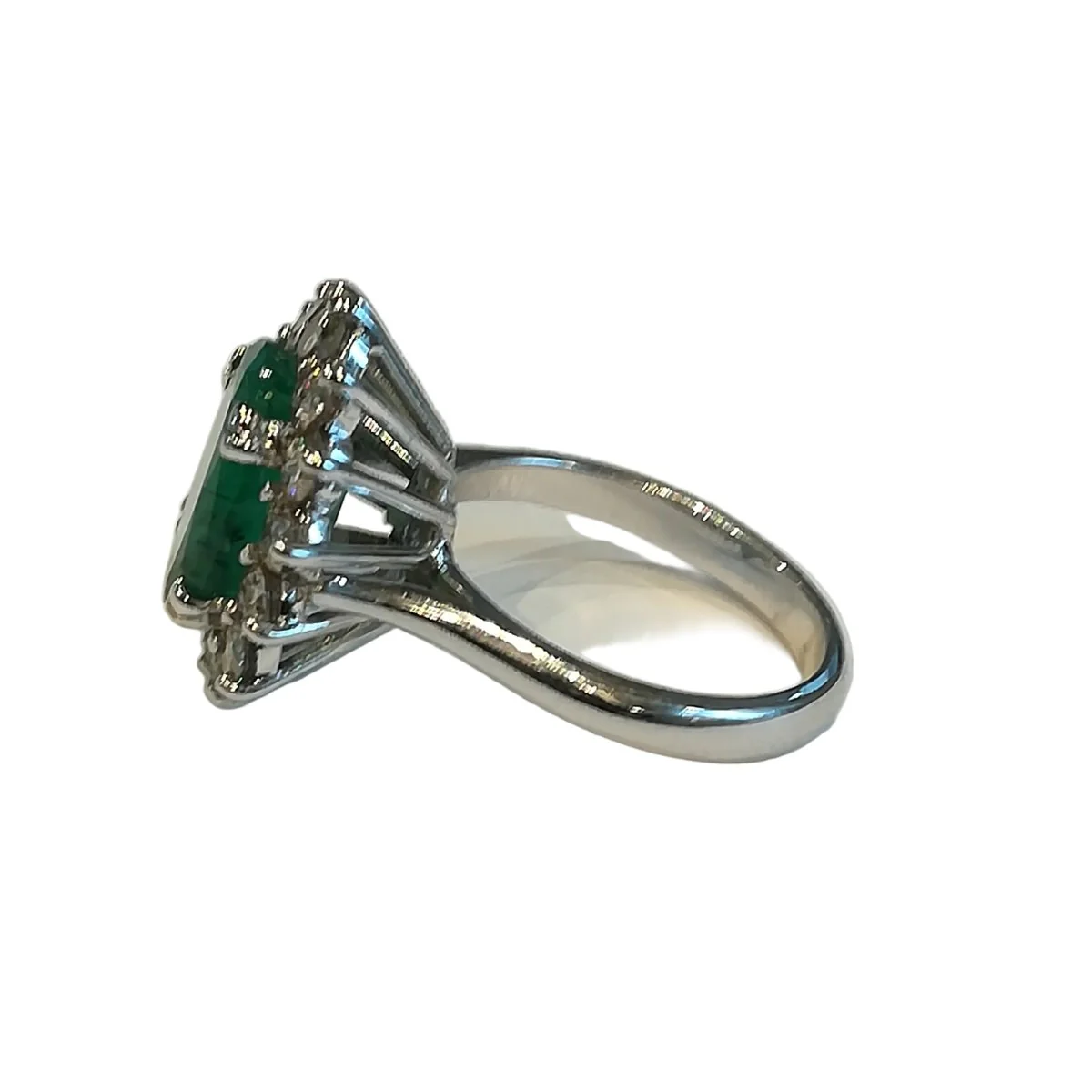 Bague Marguerite en or blanc, émeraude et diamants - Image 13