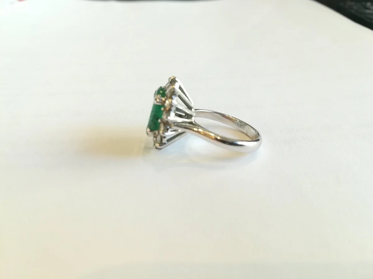Bague Marguerite en or blanc, émeraude et diamants - Image 2