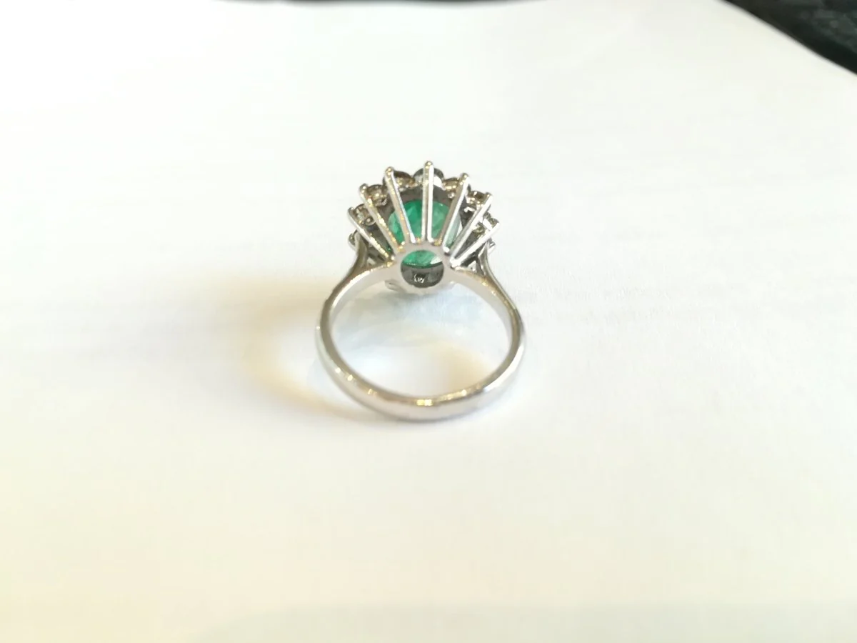 Bague Marguerite en or blanc, émeraude et diamants - Image 3