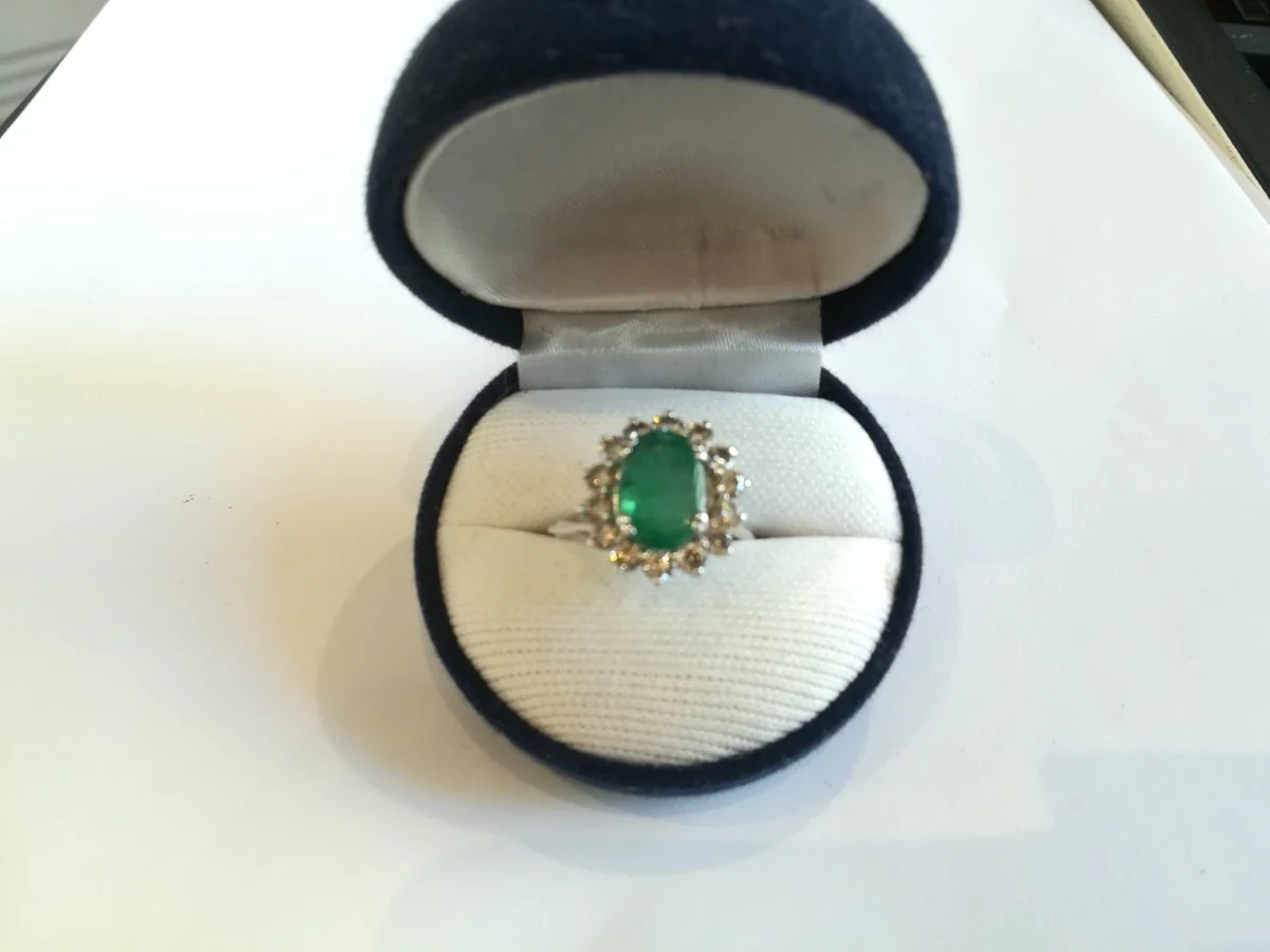Bague Marguerite en or blanc, émeraude et diamants - Image 4