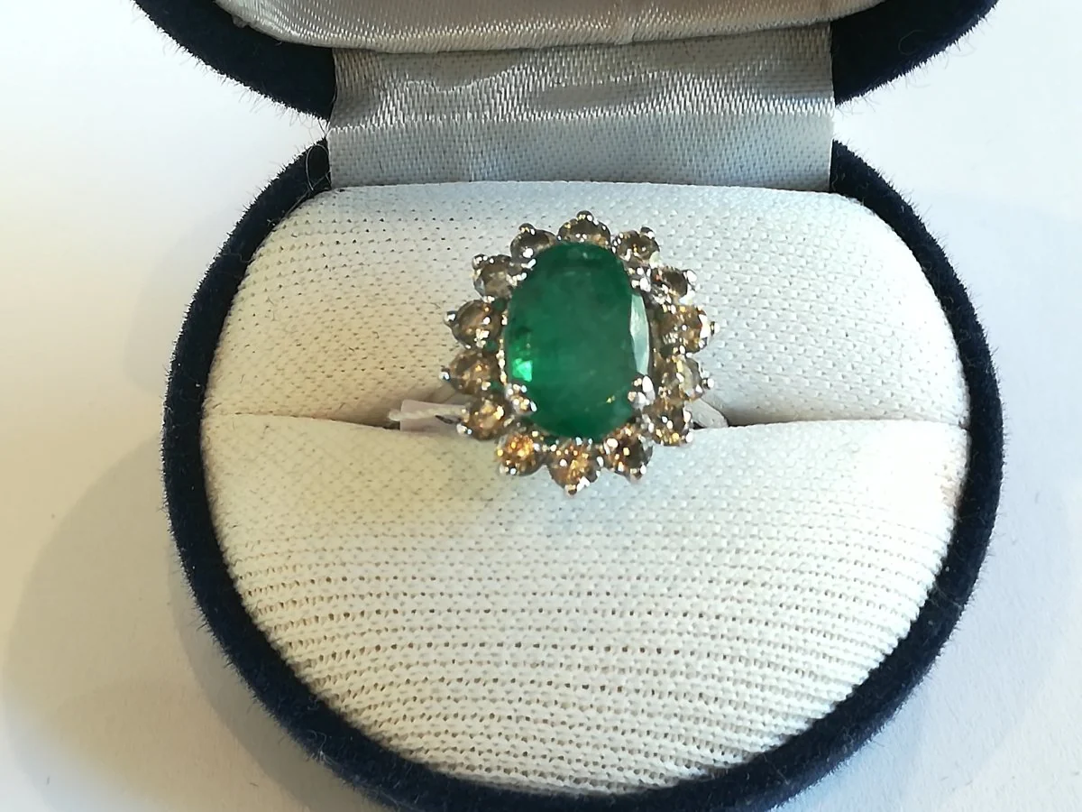 Bague Marguerite en or blanc, émeraude et diamants - Image 5