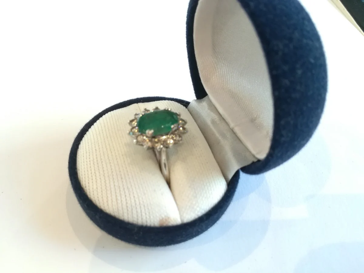 Bague Marguerite en or blanc, émeraude et diamants - Image 7