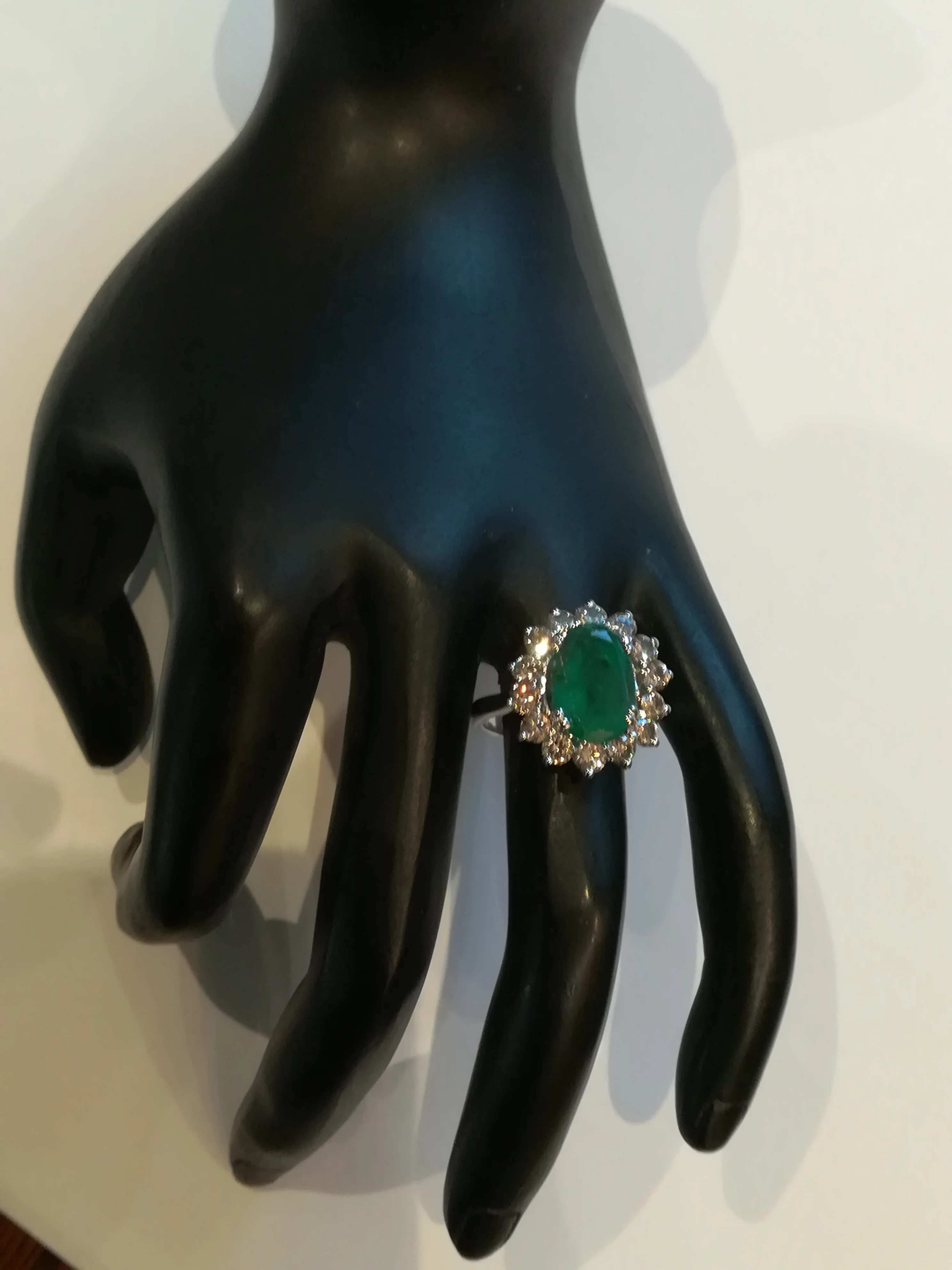 Bague Marguerite en or blanc, émeraude et diamants - Image 8