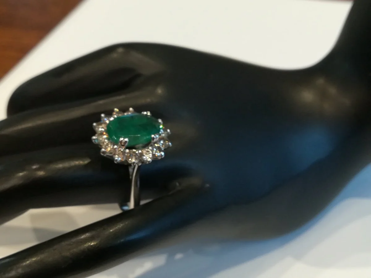 Bague Marguerite en or blanc, émeraude et diamants - Image 9