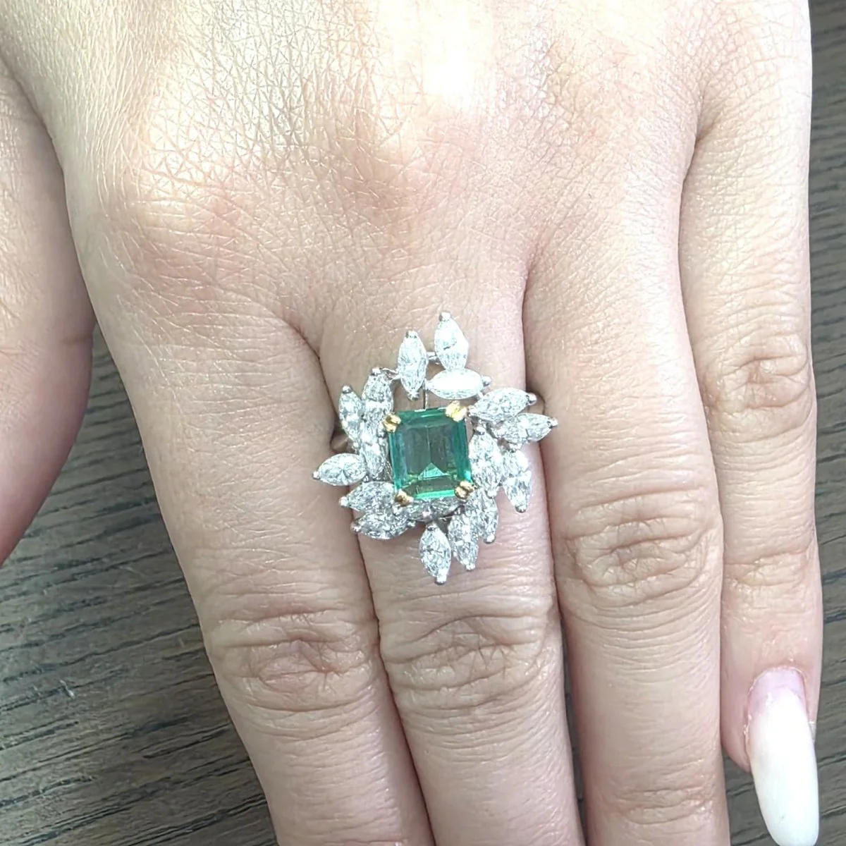 Bague Marguerite en or blanc, émeraude et diamants - Image 2