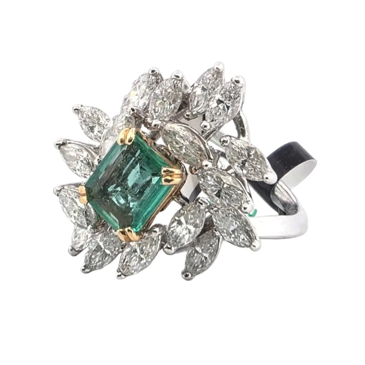 Bague Marguerite en or blanc, émeraude et diamants - Image 3