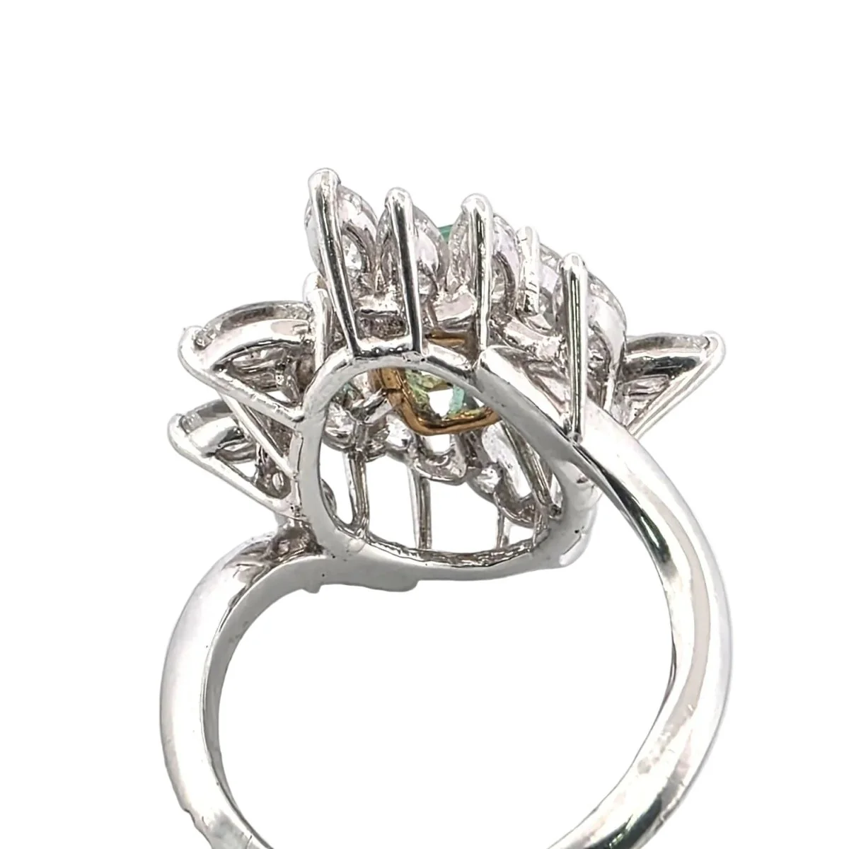 Bague Marguerite en or blanc, émeraude et diamants - Image 4