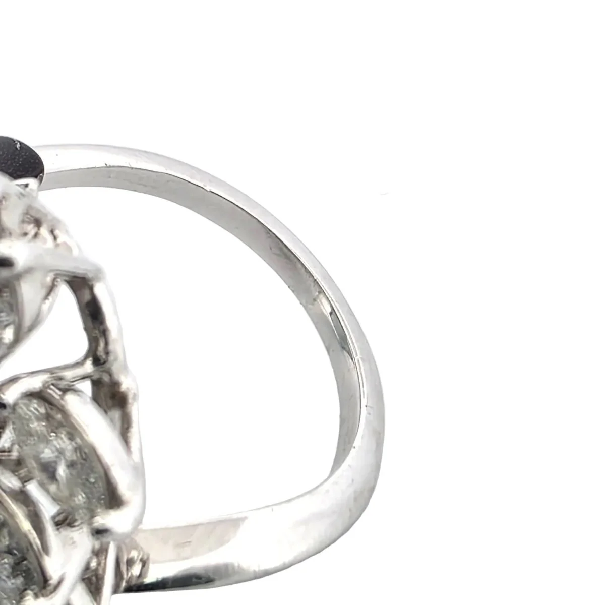 Bague Marguerite en or blanc, émeraude et diamants - Image 6