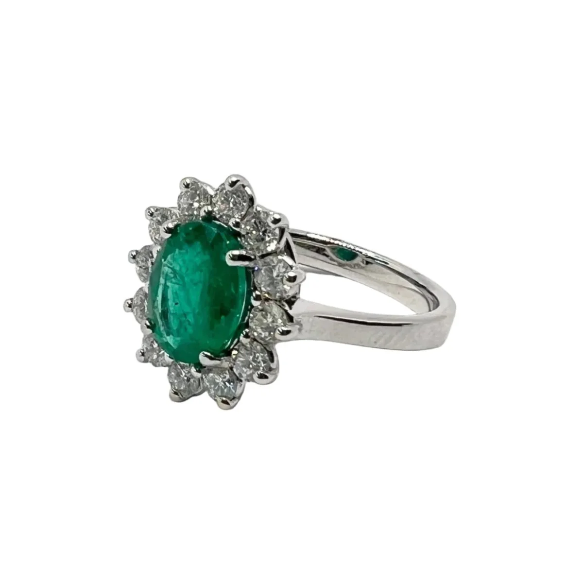 Bague Marguerite en or blanc, émeraude et diamants - Image 2
