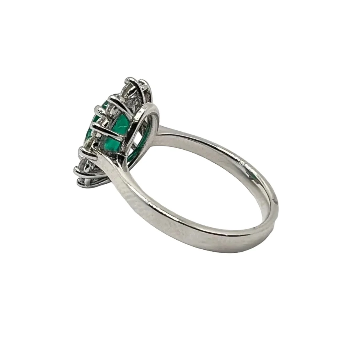 Bague Marguerite en or blanc, émeraude et diamants - Image 3