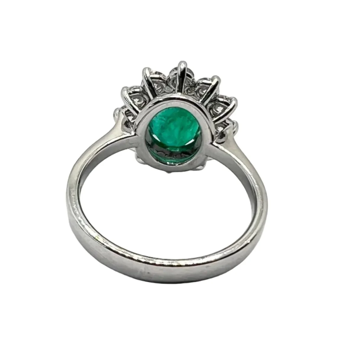 Bague Marguerite en or blanc, émeraude et diamants - Image 4