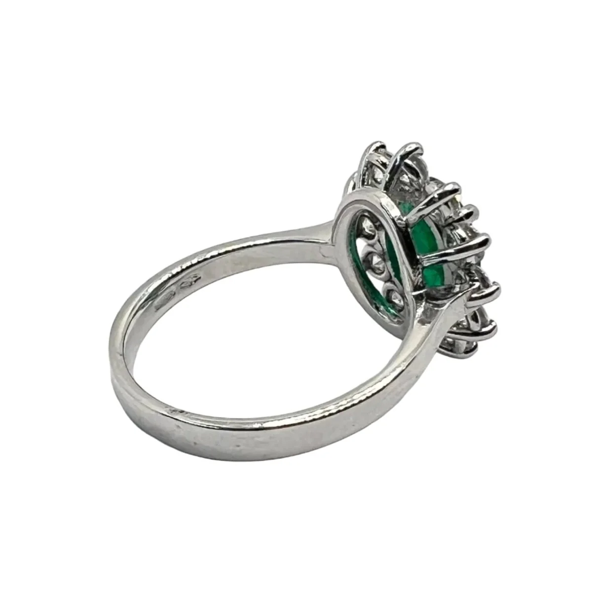 Bague Marguerite en or blanc, émeraude et diamants - Image 5
