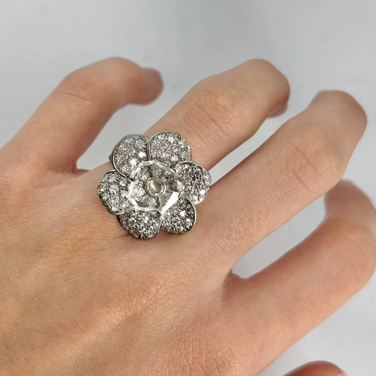 Bague Marguerite en or blanc et diamants - Image 2