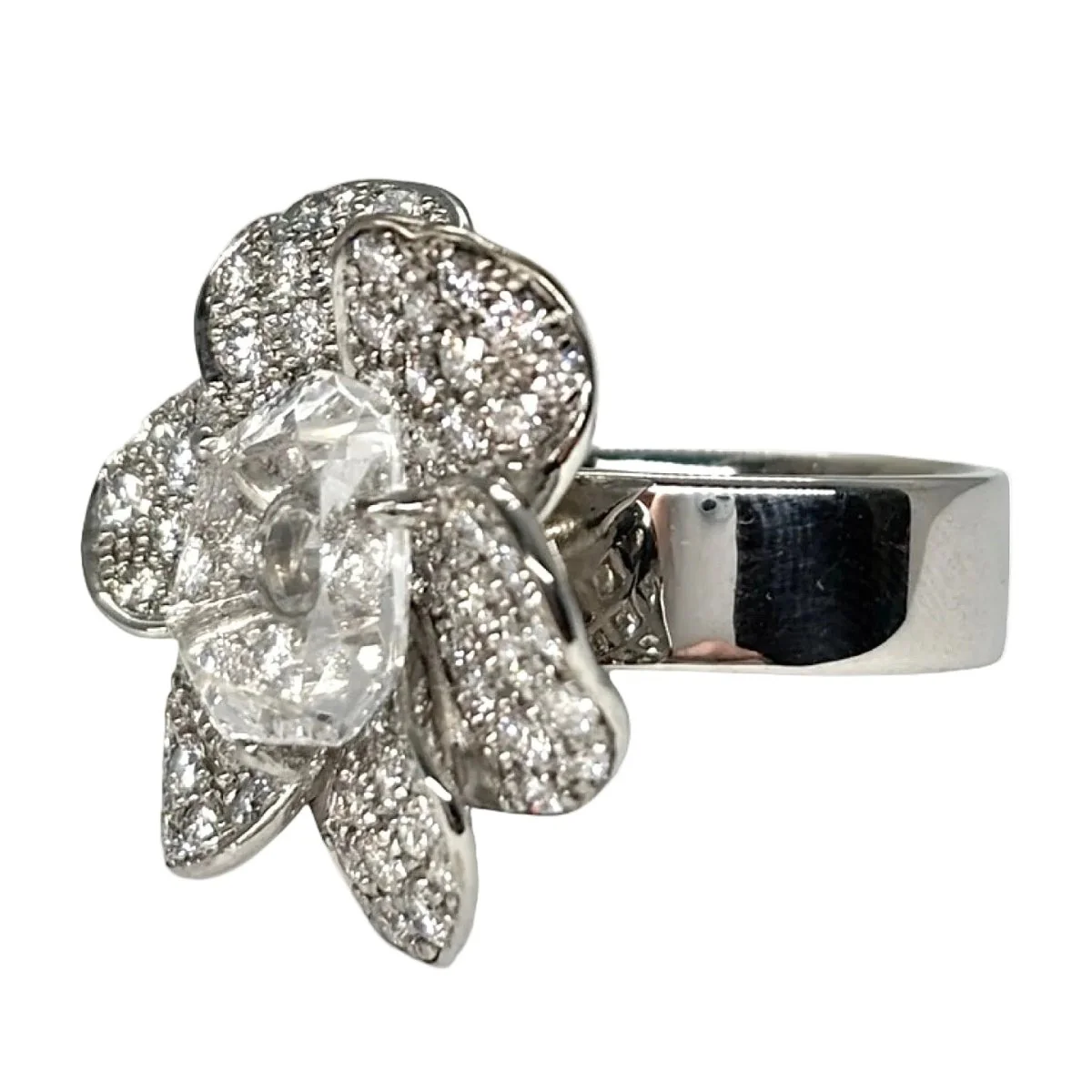 Bague Marguerite en or blanc et diamants - Image 3