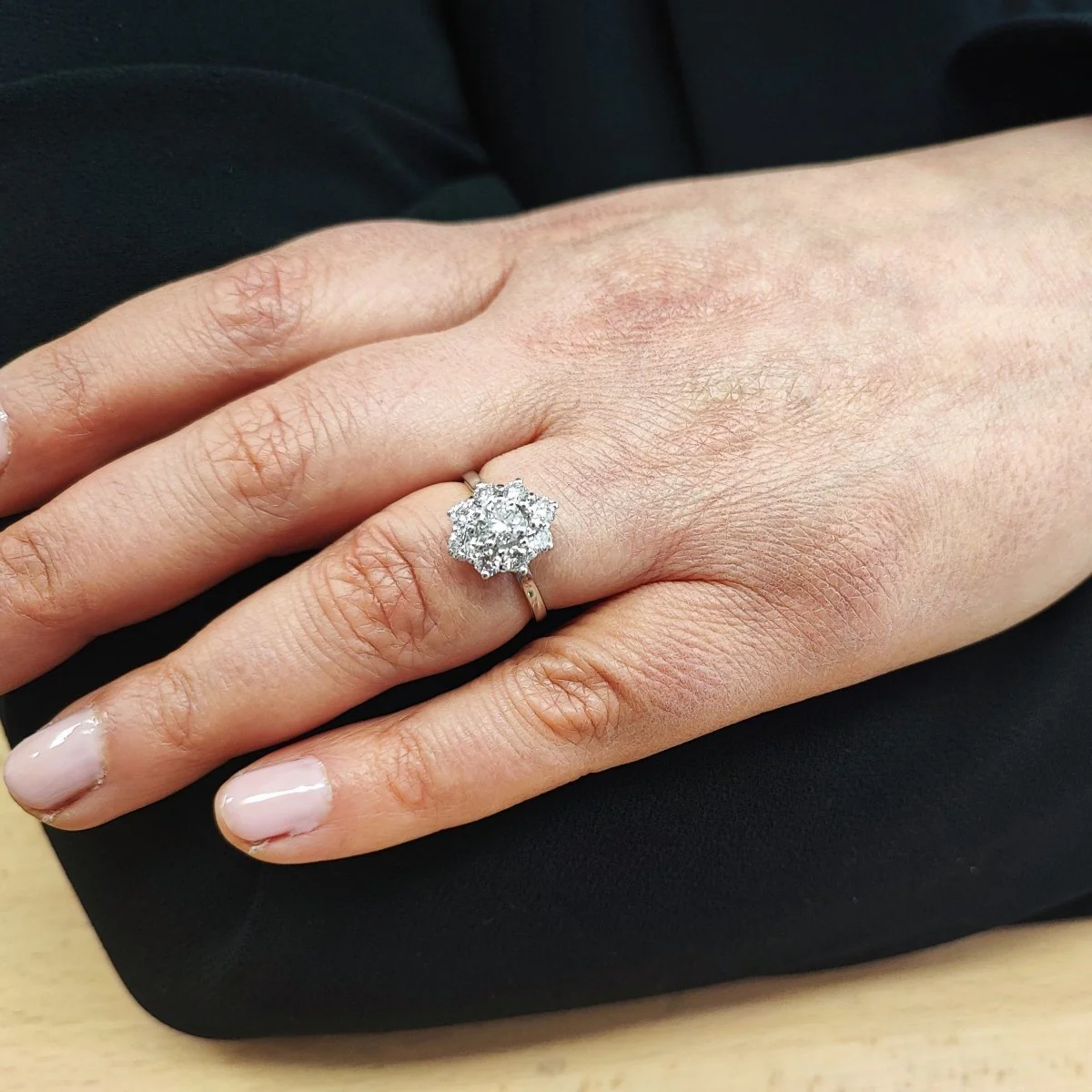 Bague Marguerite en or blanc et diamants - Image 2