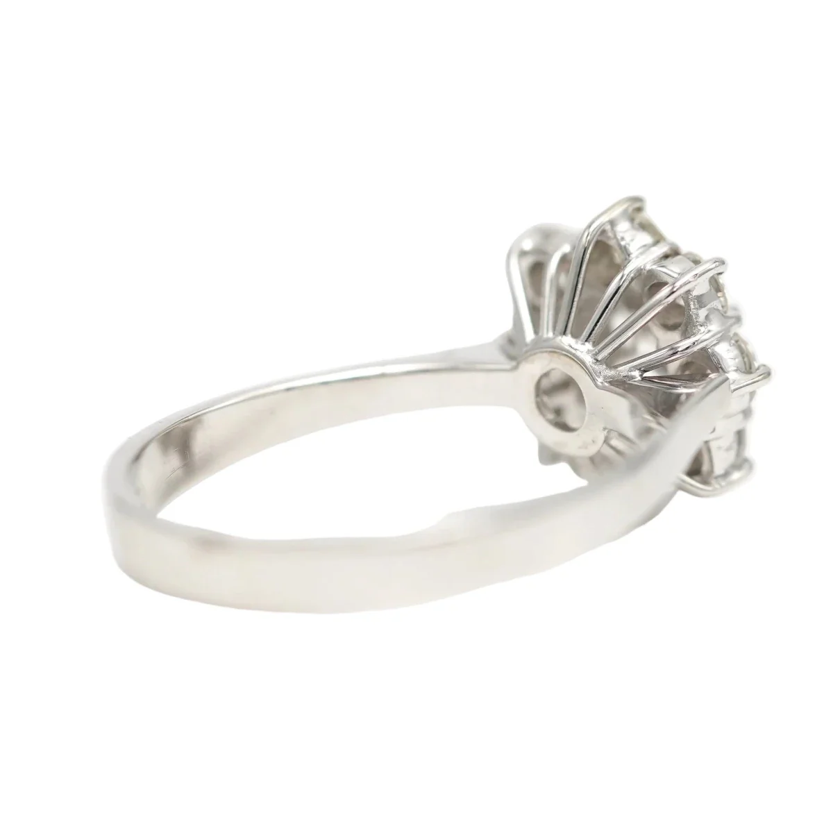 Bague Marguerite en or blanc et diamants - Image 5