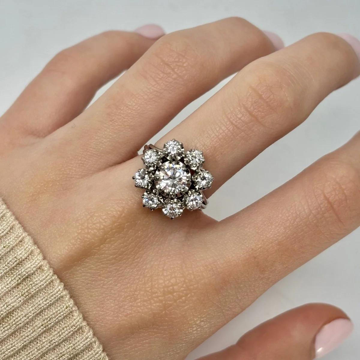 Bague Marguerite en or blanc et diamants - Image 2