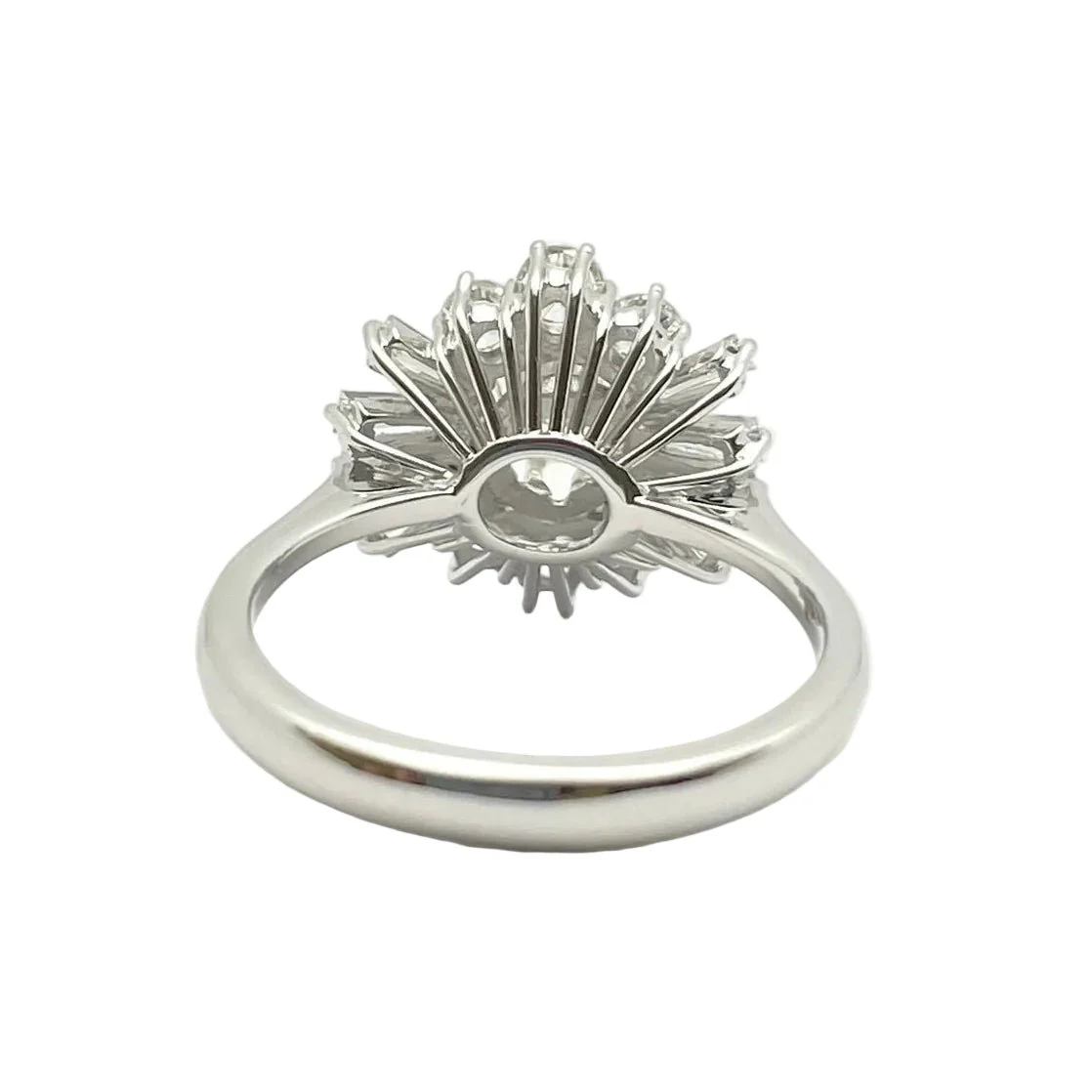 Bague Marguerite en or blanc et diamants - Image 4