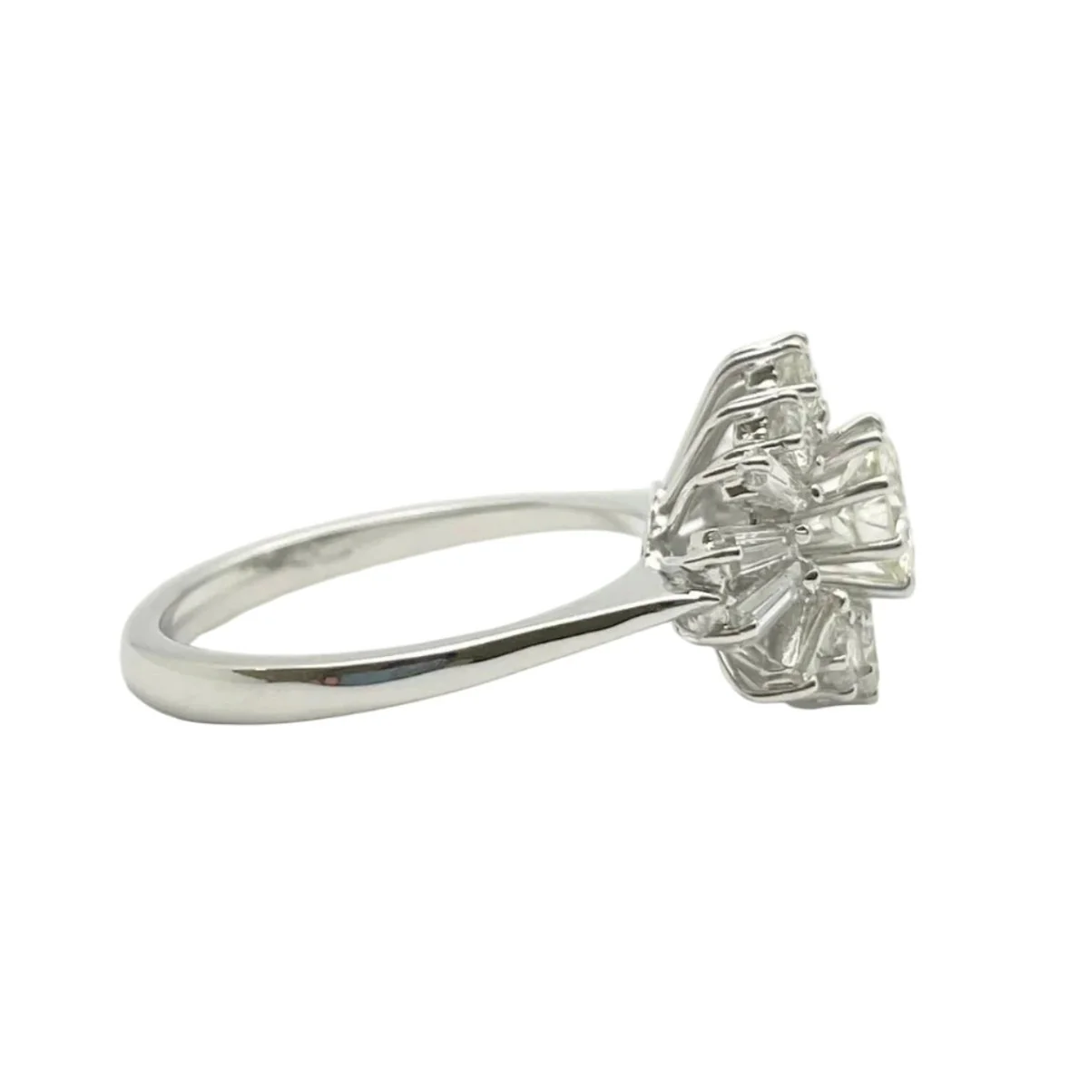 Bague Marguerite en or blanc et diamants - Image 5