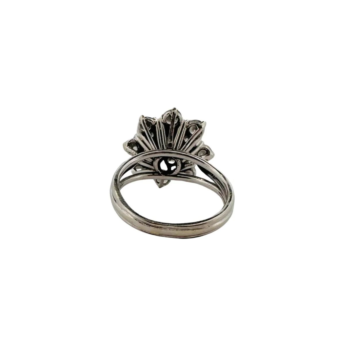Bague Marguerite en or blanc et diamants - Image 4
