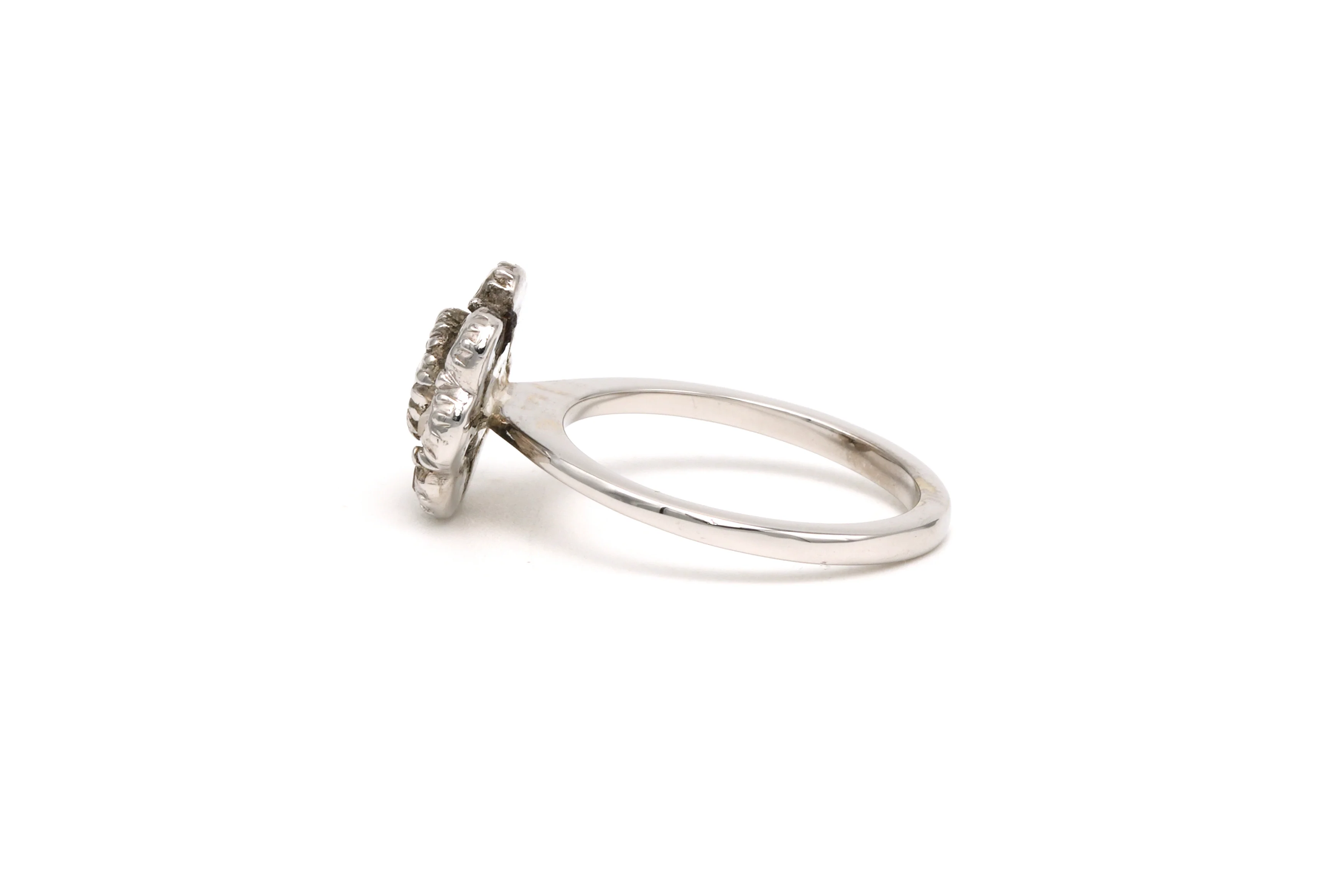 Bague Marguerite en or blanc et diamants - Image 3