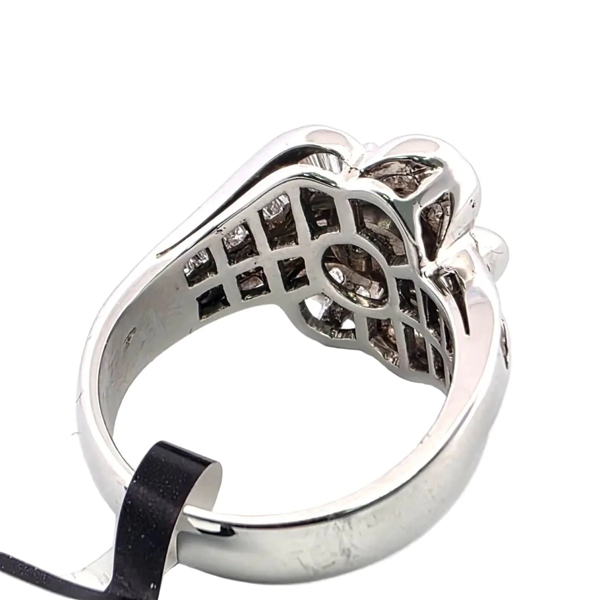 Bague Marguerite en or blanc et diamants - Image 3