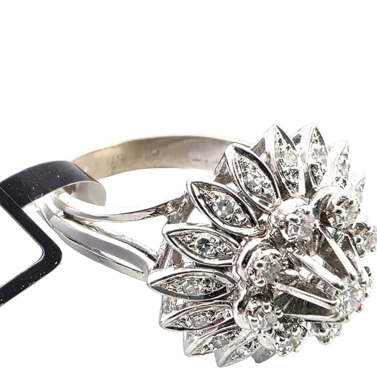 Bague Marguerite en or blanc et diamants - Image 6