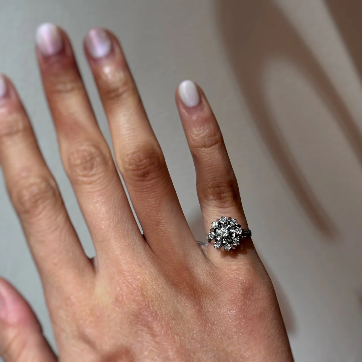 Bague Marguerite en or blanc et diamant - Image 2