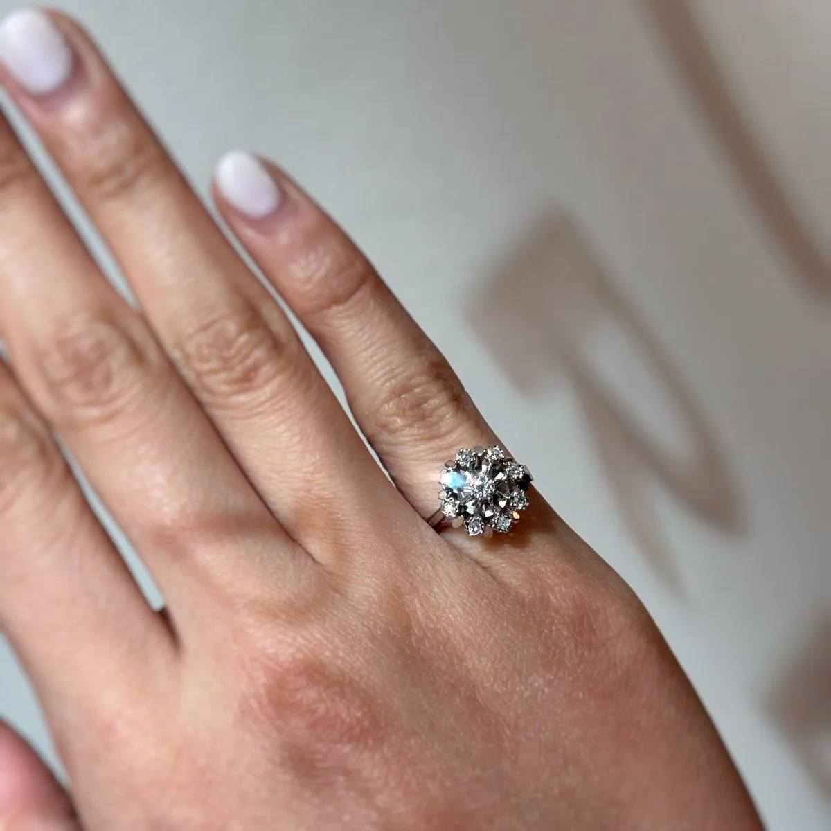 Bague Marguerite en or blanc et diamant - Image 5