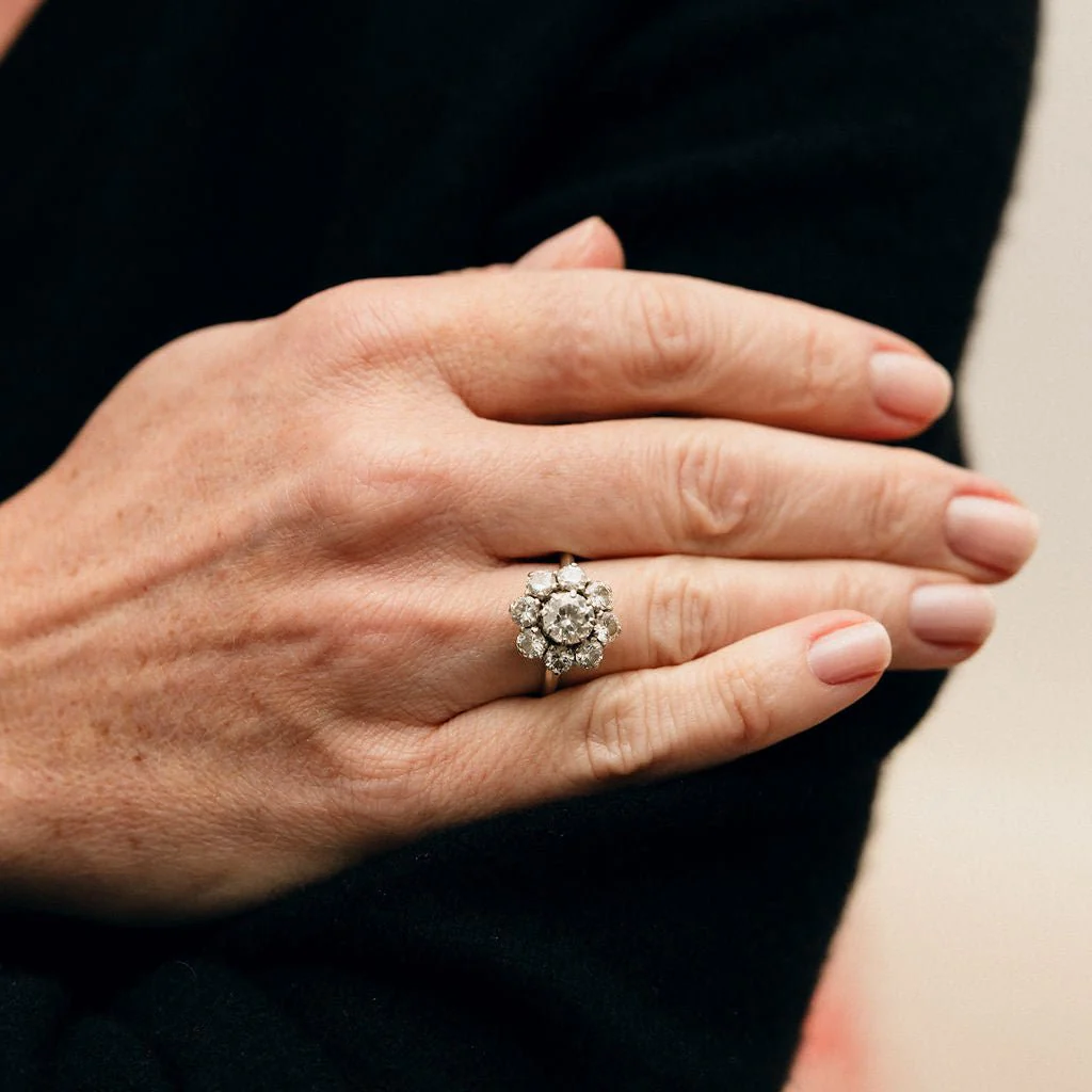 Bague Marguerite en or blanc et diamants - Image 2