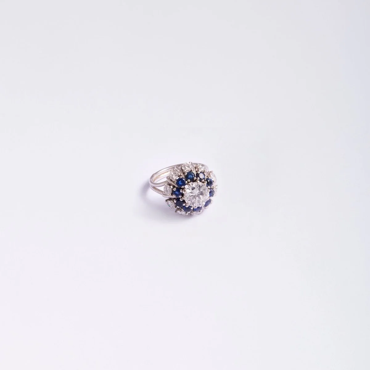 Bague Marguerite en or blanc et en diamants et saphirs - Image 3