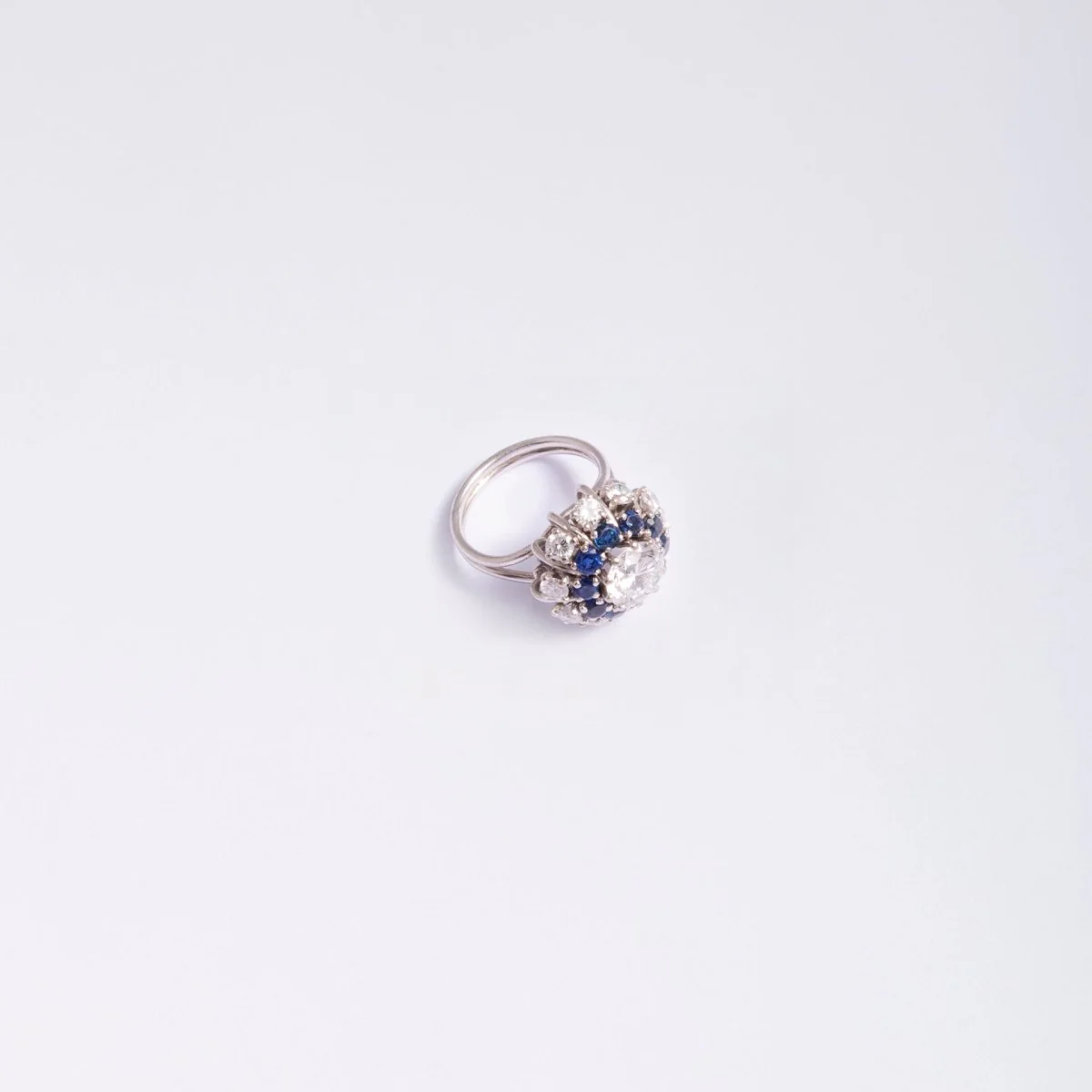 Bague Marguerite en or blanc et en diamants et saphirs - Image 4