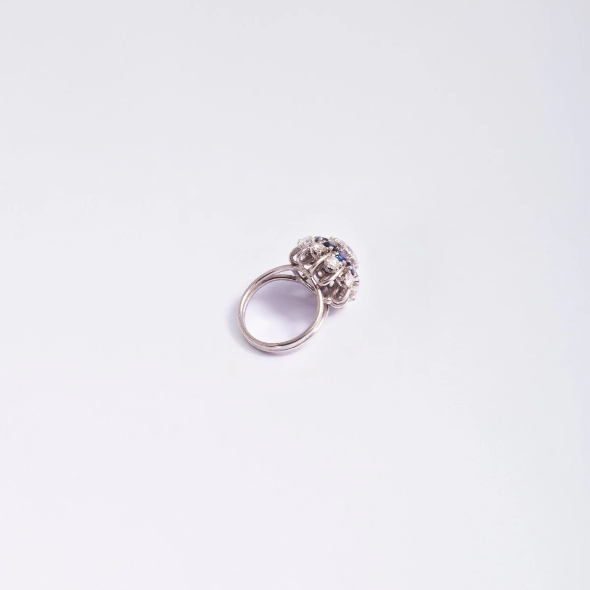 Bague Marguerite en or blanc et en diamants et saphirs - Image 5