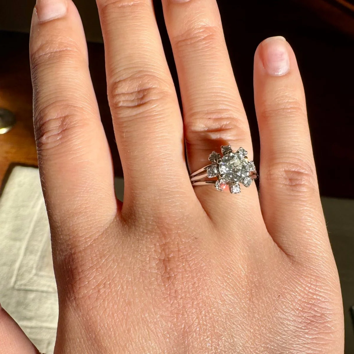 Bague Marguerite en or blanc, platine et diamant - Image 2