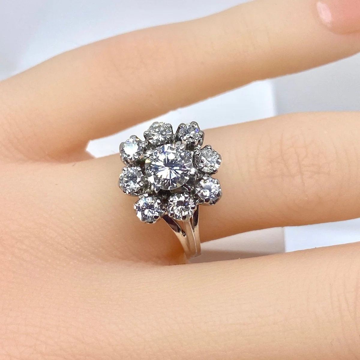 Bague Marguerite en or blanc, platine et diamants - Image 2