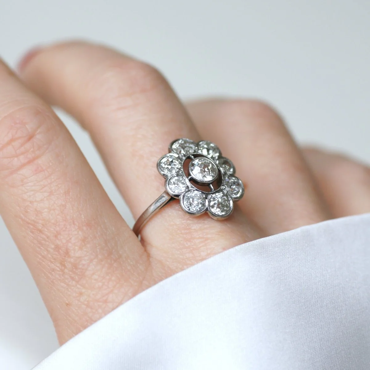 Bague Marguerite en or blanc, platine et diamants - Image 2