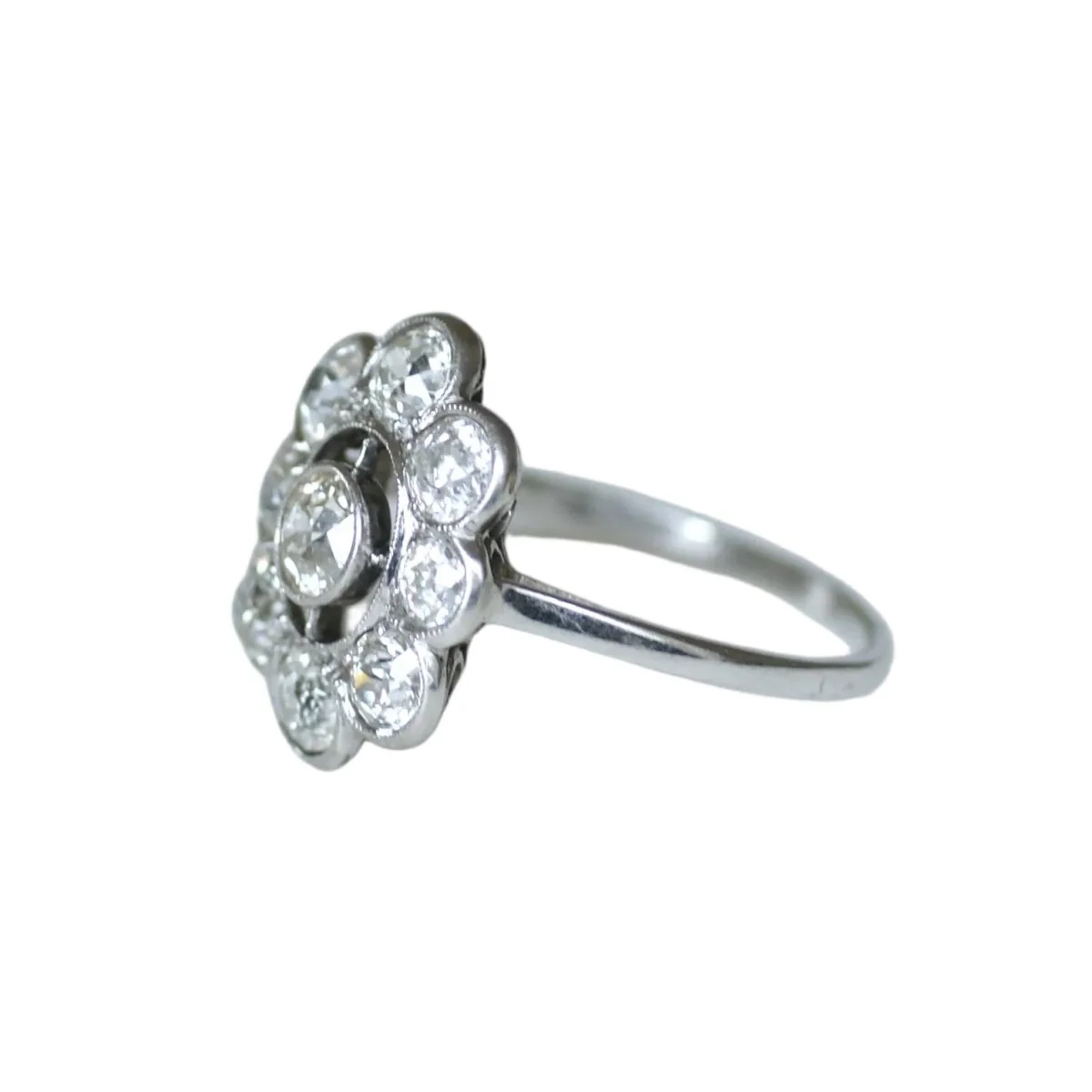 Bague Marguerite en or blanc, platine et diamants - Image 3