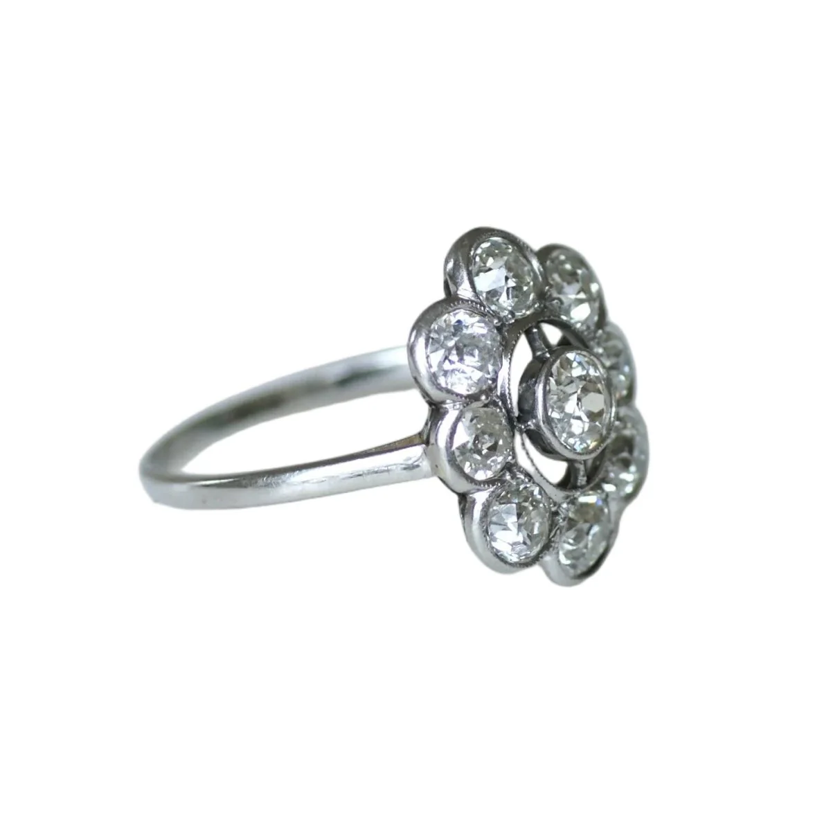 Bague Marguerite en or blanc, platine et diamants - Image 5