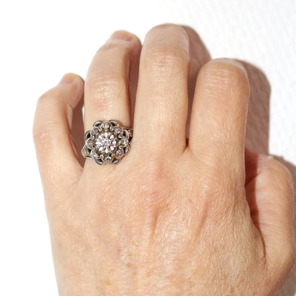 Bague Marguerite en or blanc, platine et diamants - Image 2