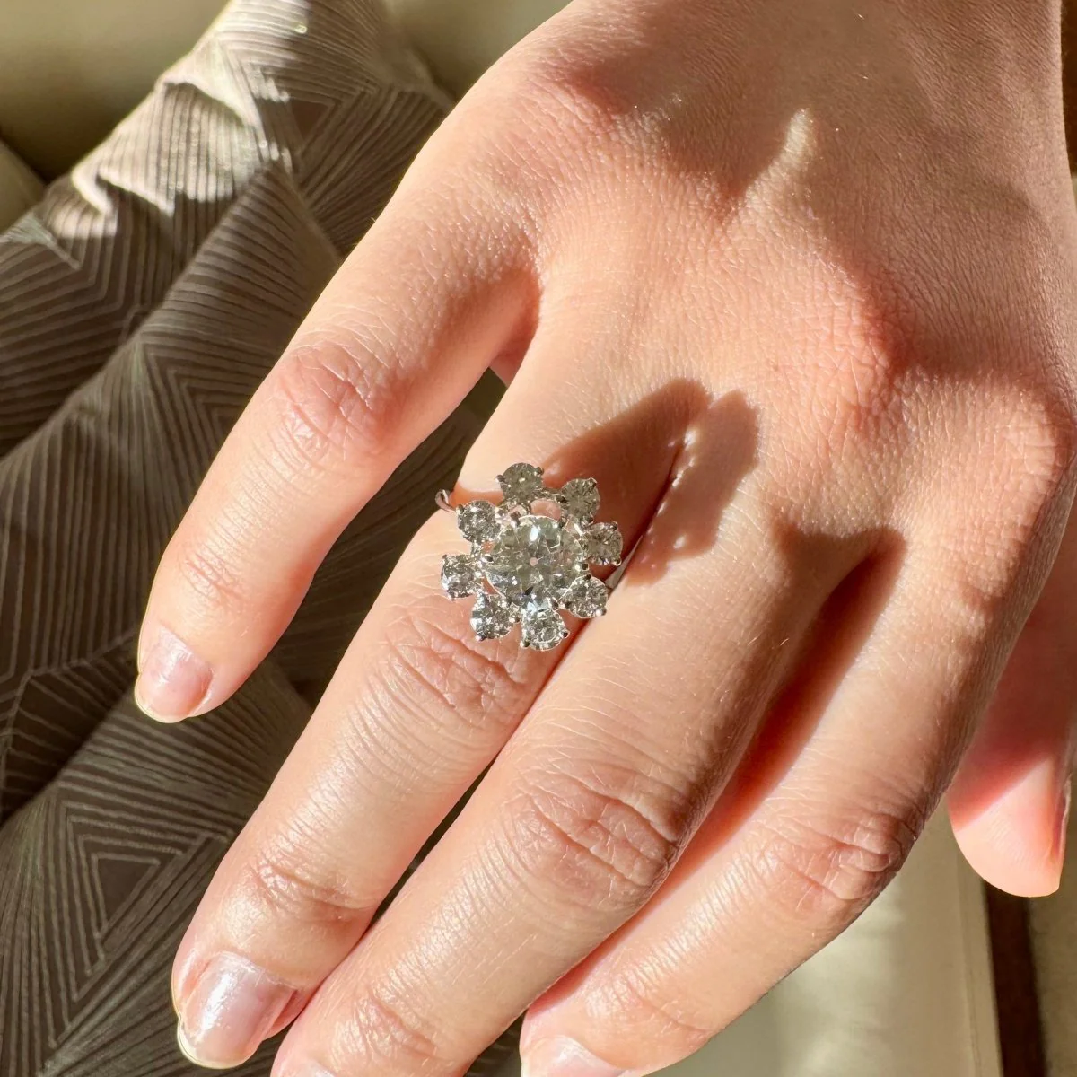 Bague Marguerite en or blanc, platine et diamants - Image 2