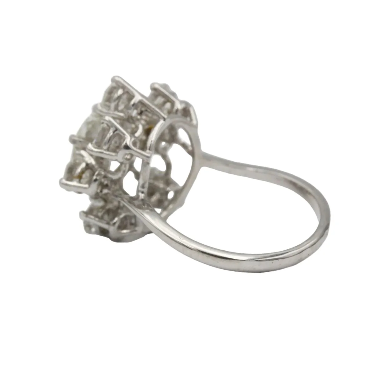 Bague Marguerite en or blanc, platine et diamants - Image 5