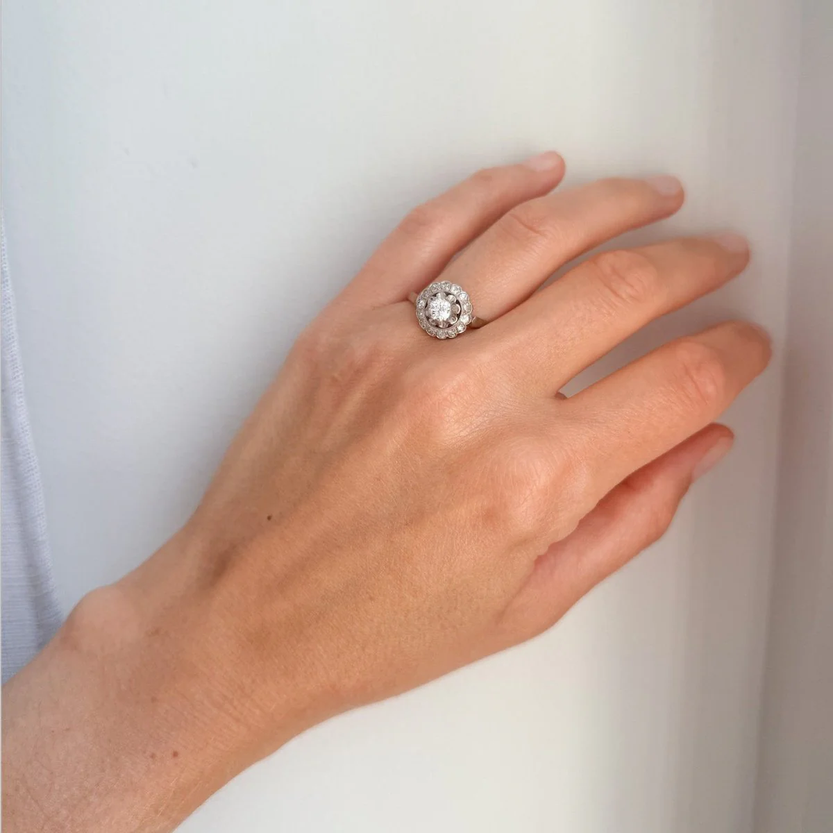 Bague Marguerite en or blanc, platine et diamants - Image 2