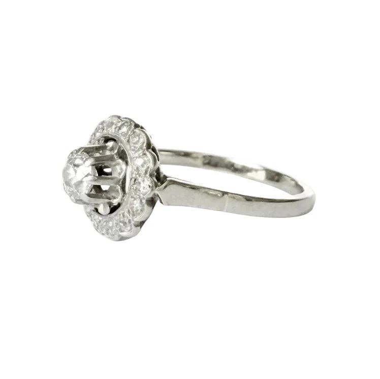 Bague Marguerite en or blanc, platine et diamants - Image 3