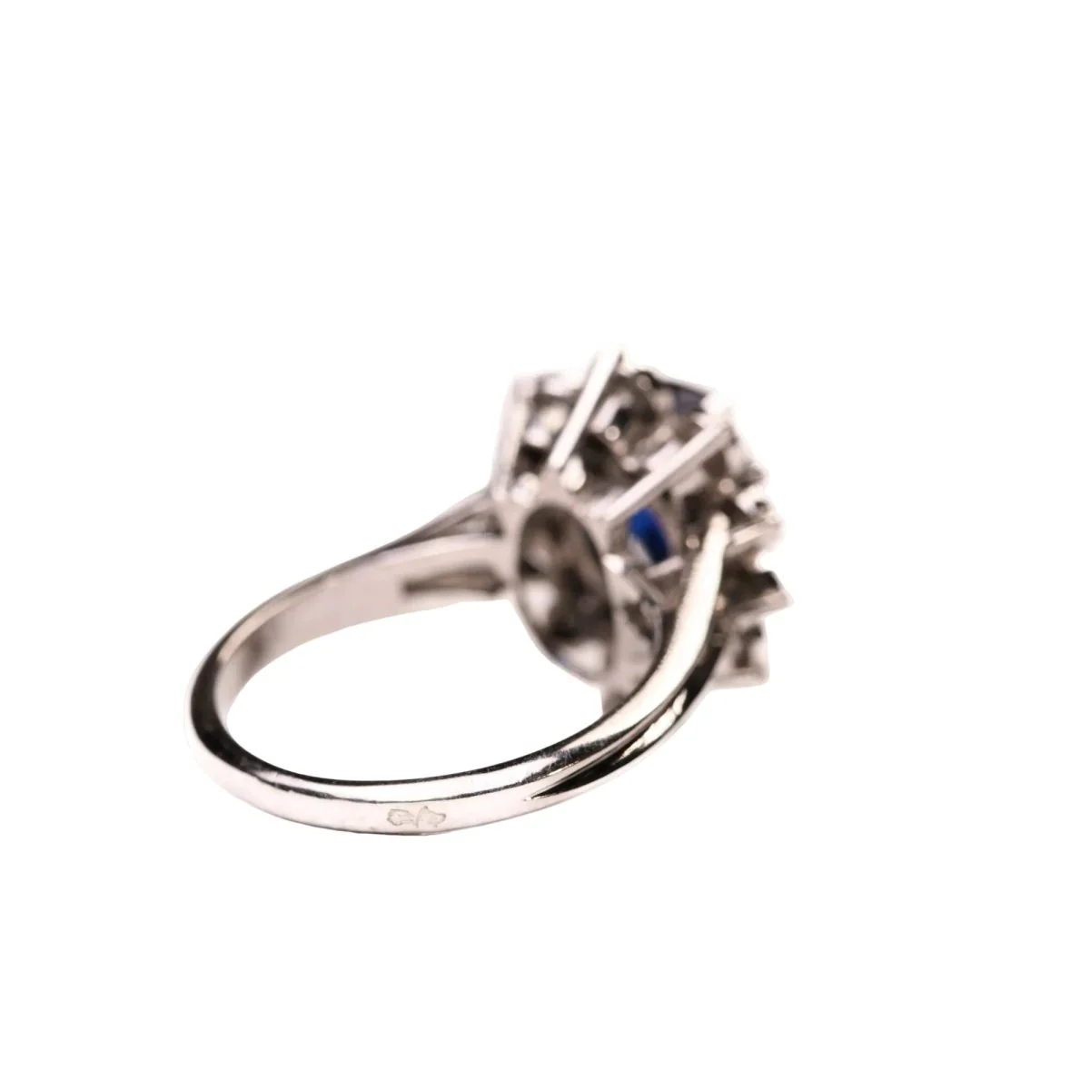 Bague Marguerite en or blanc, platine, saphir et diamants - Image 10