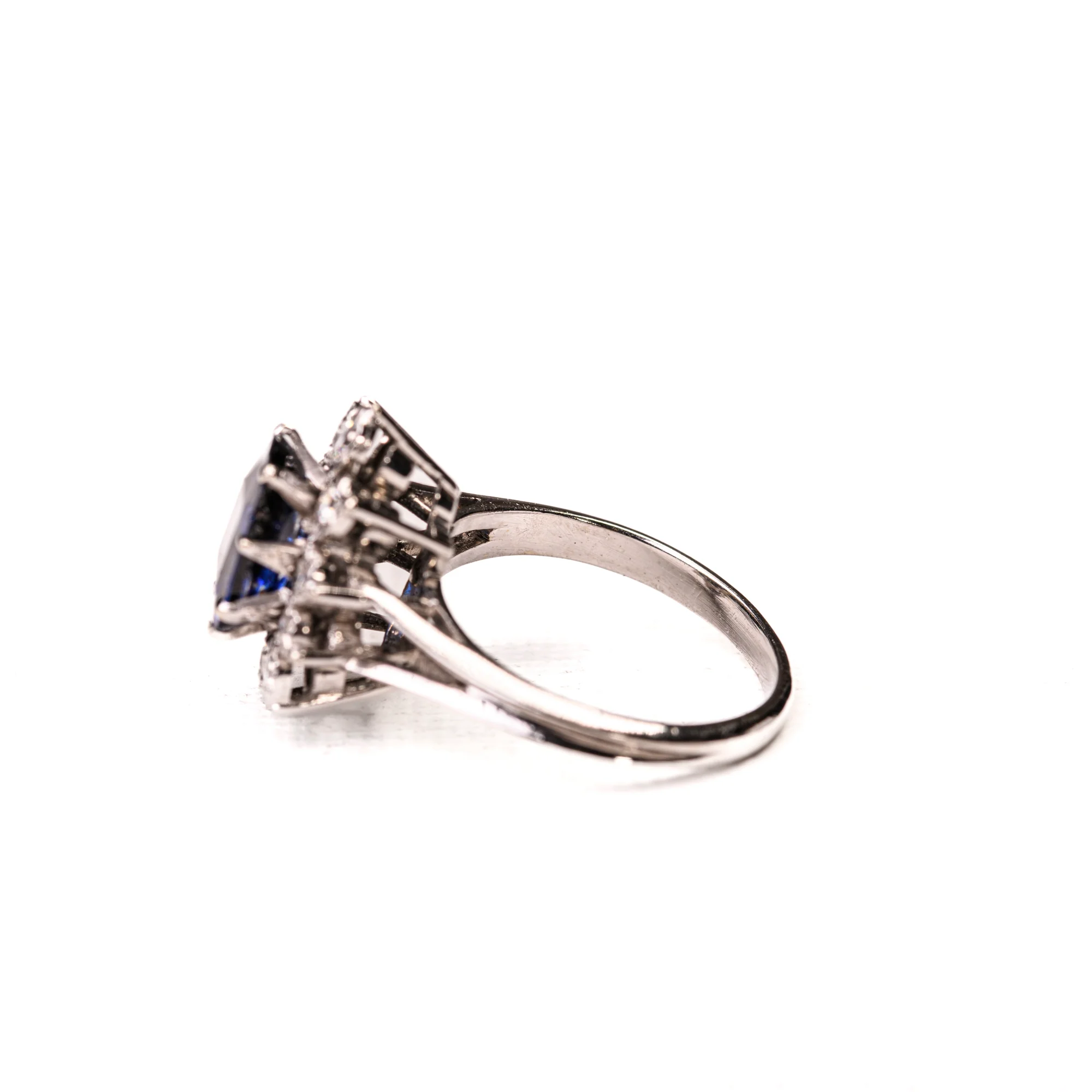Bague Marguerite en or blanc, platine, saphir et diamants - Image 3