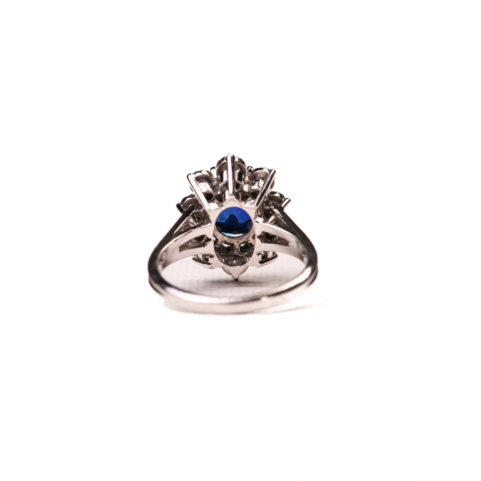 Bague Marguerite en or blanc, platine, saphir et diamants - Image 4