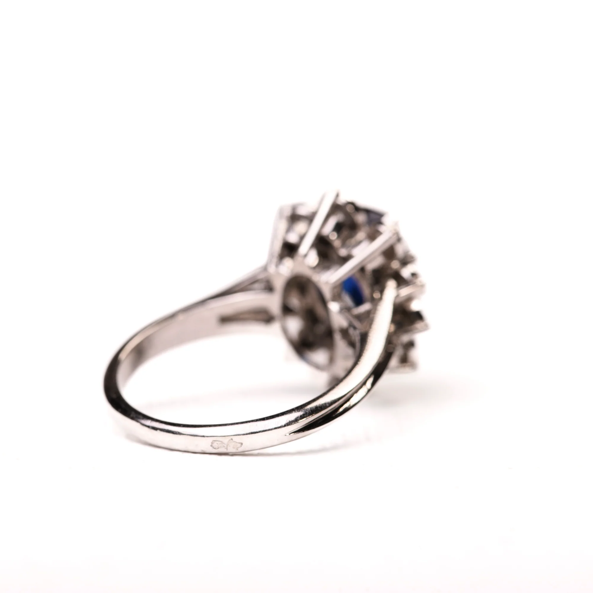 Bague Marguerite en or blanc, platine, saphir et diamants - Image 5