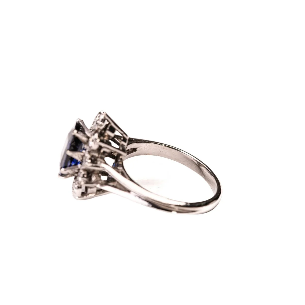 Bague Marguerite en or blanc, platine, saphir et diamants - Image 8