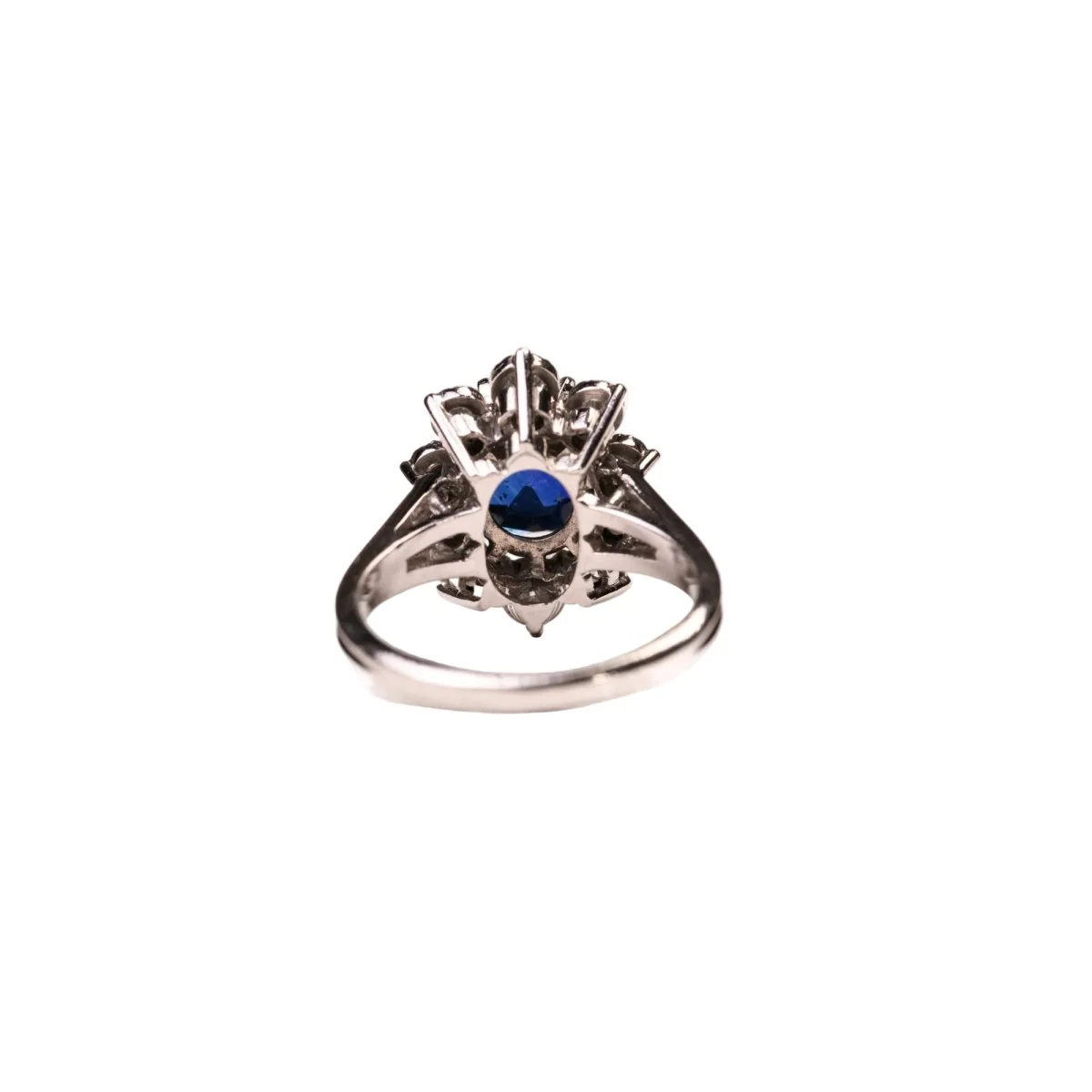 Bague Marguerite en or blanc, platine, saphir et diamants - Image 9