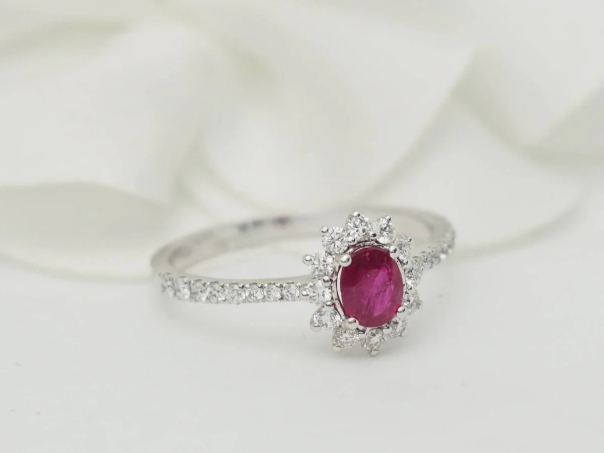 Bague marguerite en or blanc, rubis 0.45ct et diamants - Image 2